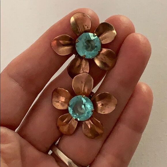 Vintage Clip On Screw Back Earrings Flower - Picture 4 of 7